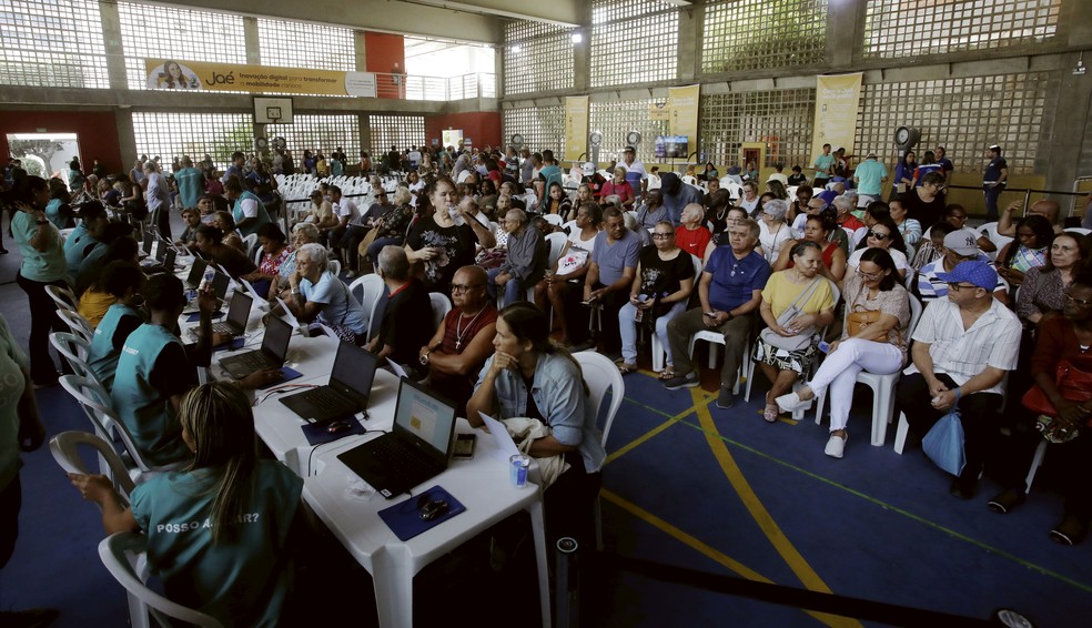 Fila no posto do Jaé na Estação da Cidade Nova — Foto: Fabiano Rocha / Agência O Globo