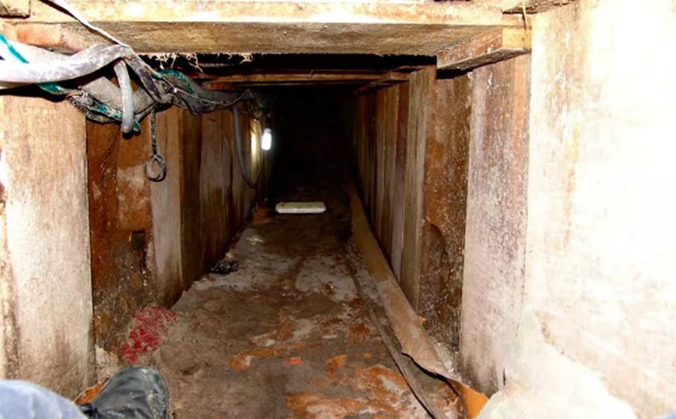 Túnel construído entre a casa e o banco, em Fortaleza — Foto: Divulgação