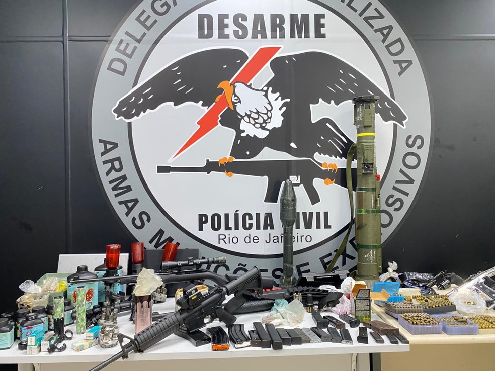 Weapons and ammunition seized during an operation in Rio de Janeiro against an illegal weapons manufacturing scheme - Photo: Livia Nanni / Agência O Globo