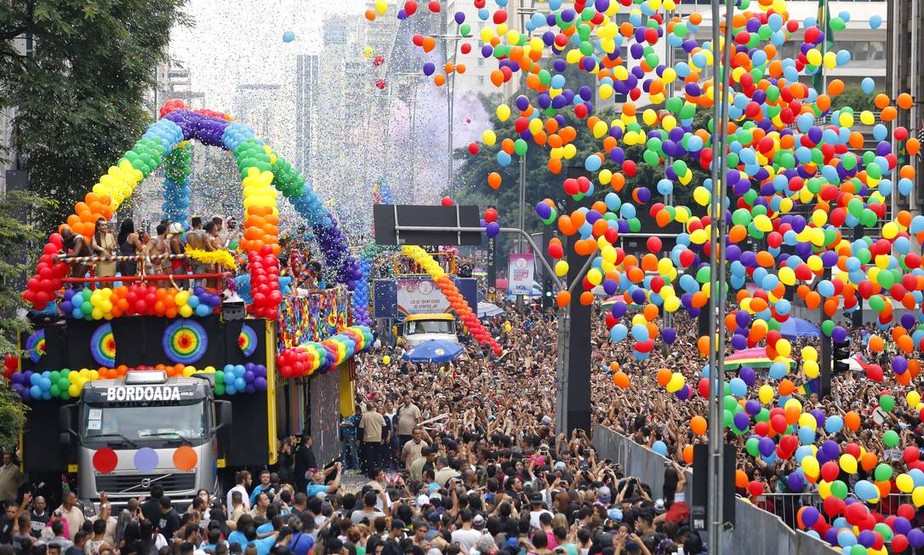 Influencer viraliza ao visitar o Brasil: Lugar mais gay em que já