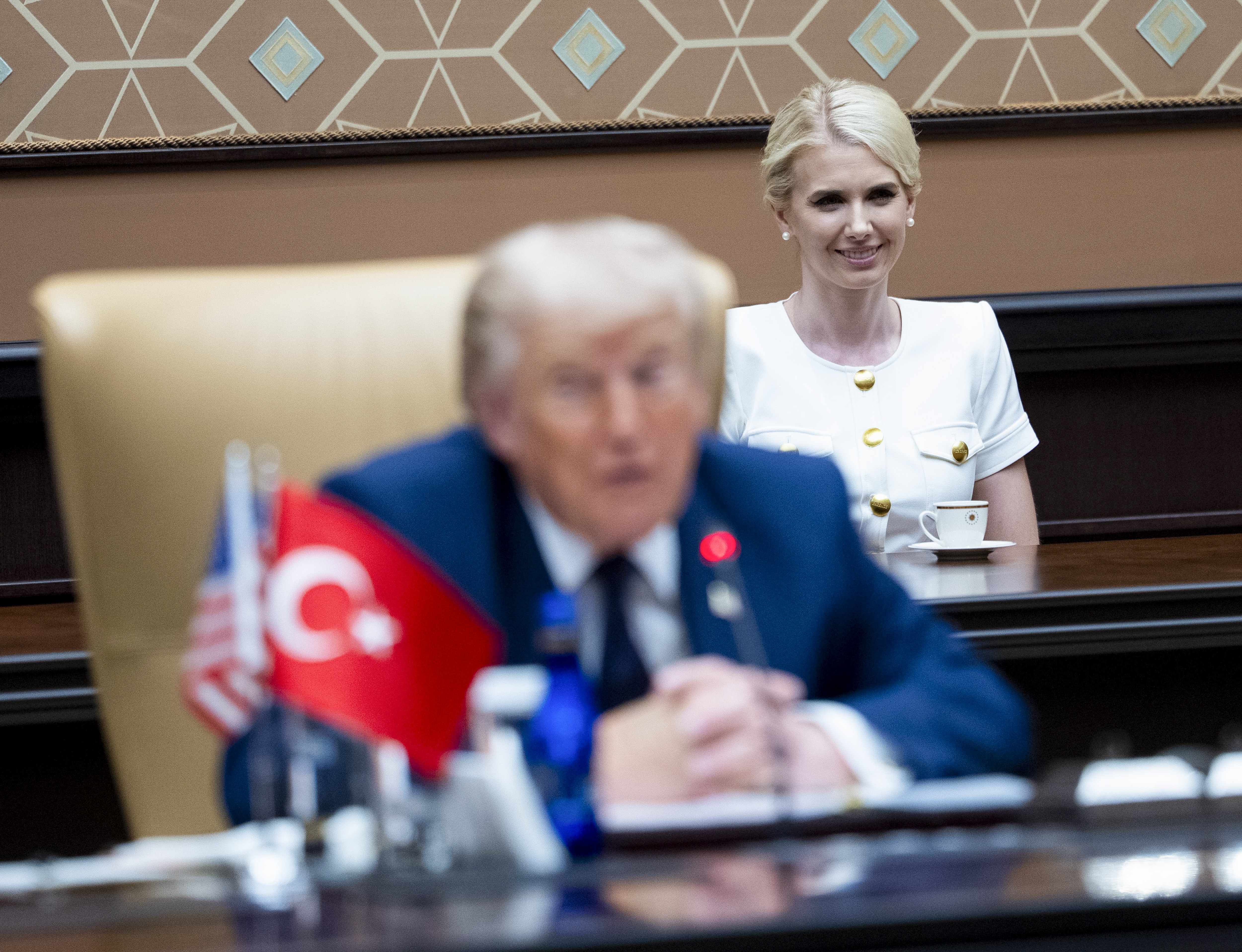 Natalie Harp: quem é a assistente dedicada de Trump, apelidada de ‘impressora humana’ e presenteada com R$ 229 mil em dinheiro - Foto