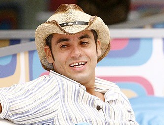 O cantor sertanejo André Cowboy entrou no 'BBB' 9 por meio da Casa de Vidro. Ele foi o sexto eliminado da edição. Dois anos após a sua participação no programa, ele morreu — Foto: Reprodução/TV Globo