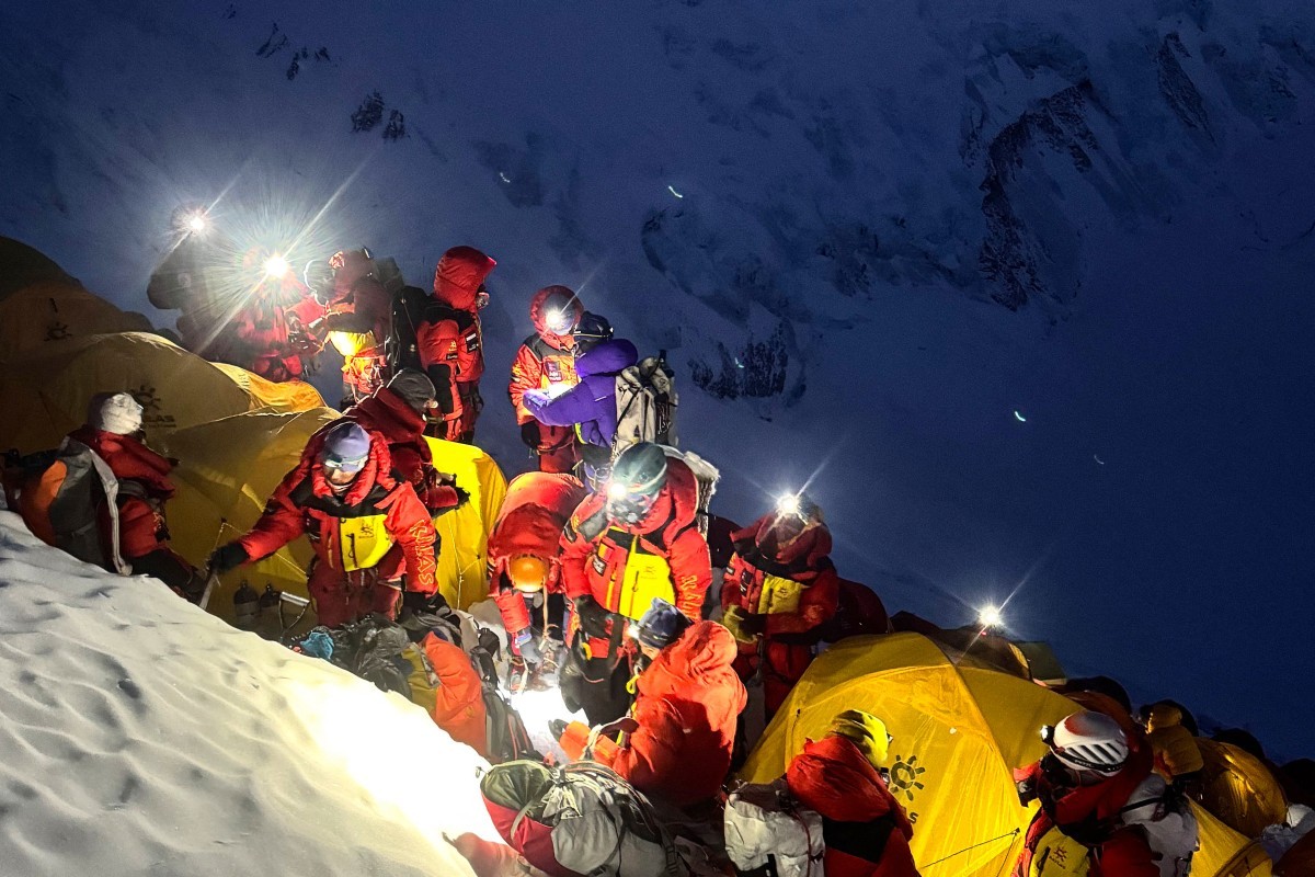 'Milagre' no Everest: guia desaparecido por seis dias na montanha mais alta do mundo é encontrado vivo