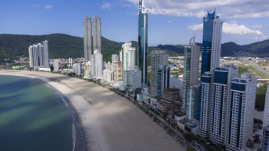 Prefeitura de Balneário Camboriú executou projeto de projeto de R$ 68 milhões para estender por mais 50 metros a faixa de areia, mas depois de terminado, o mar voltou a avançar sobre a orla