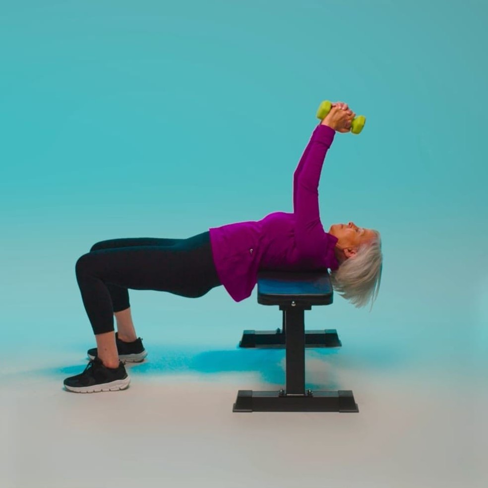 Dumbbell sweater — Photo: The New York Times / Theodore Tae
