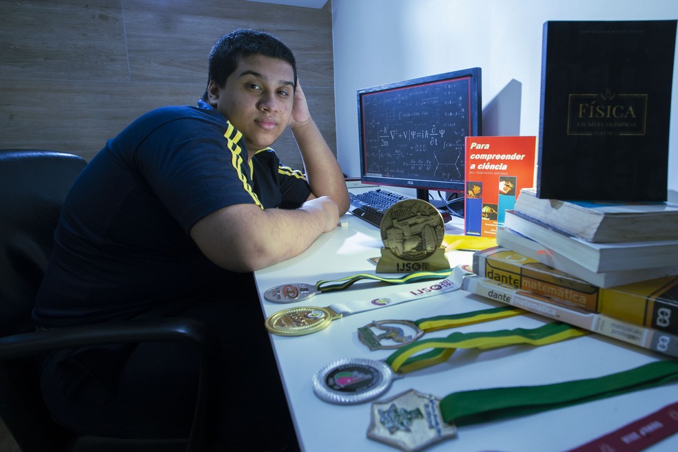 Caio Augusto Siqueira da Silva, de 17 anos, com medalhas conquistadas  Agência O Globo — Foto:         
