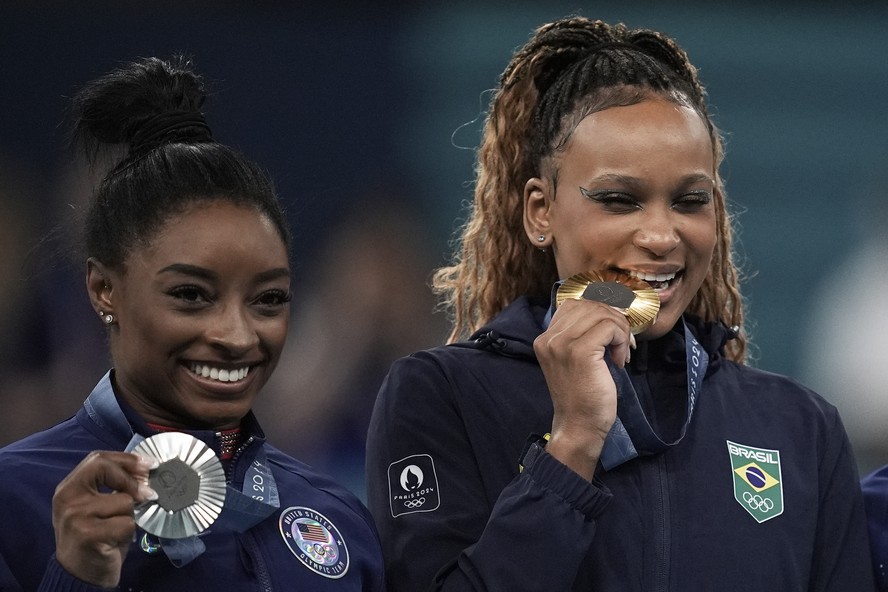 Após ser superada por Rebeca Andrade, Simone Biles elogia a brasileira