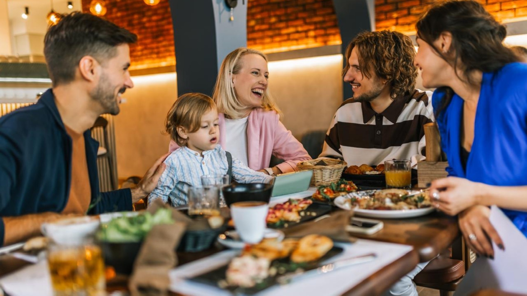 Restaurantes 'adults only': debate sobre exclusão ou conforto na gastronomia