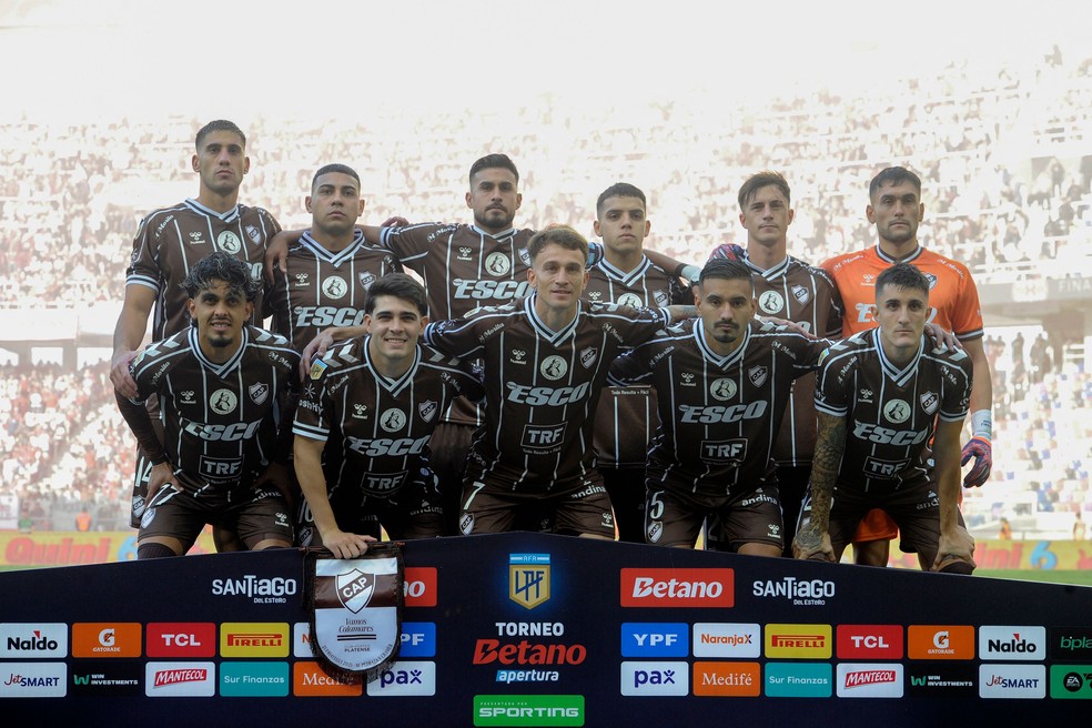 Equipe do Platense para a final do Campeonato Argentino, disputado contra o Hurac&aacute;n no Est&aacute;dio &Uacute;nico Madre de Ciudades &mdash; Foto: Eduardo RAPETTI / AFP
