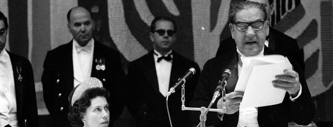 O olhar sério de Elizabeth II para Artur da Costa e Silva durante discurso do general, em 1968 — Foto: Arquivo/Agência O GLOBO