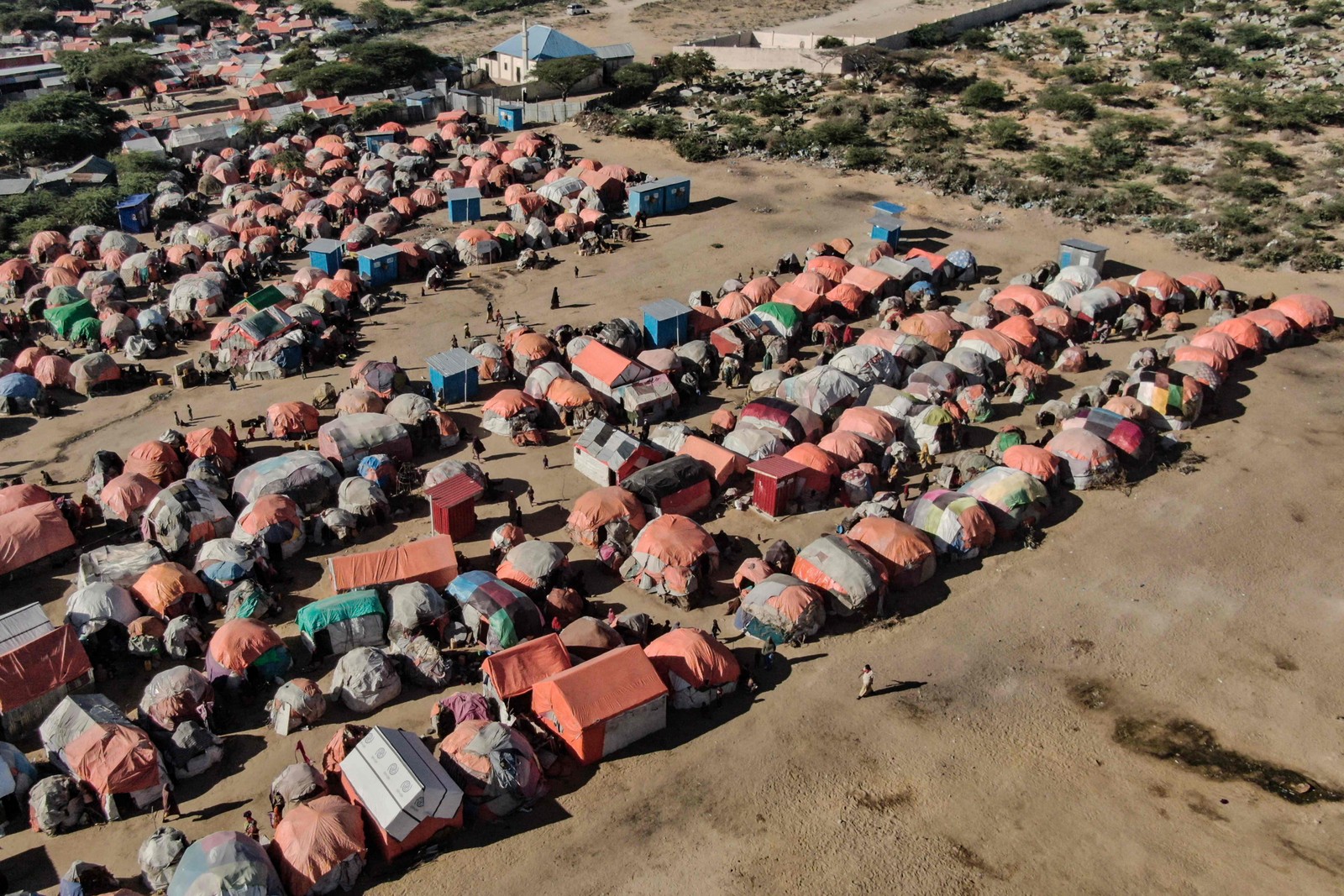 Imagem aérea mostra acampamento improvisado em Mogadíscio,  capital da Somália, de pessoas deslocadas pela seca — Foto: HASSAN ALI ELMI/AFP