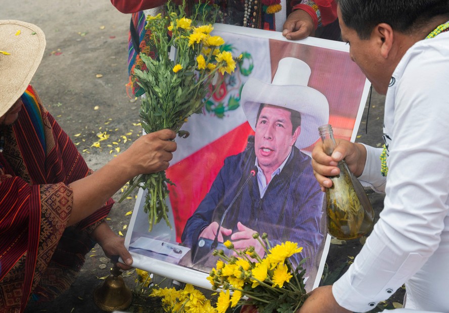 Apoiadores de Pedro Castillo realizam ritual em favor do presidente deposto em Lima nesta quarta-feira