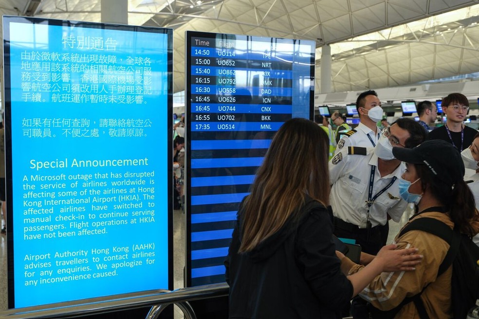 Um aviso exibido durante uma interrupo mundial de sistemas no Aeroporto Internacional de Hong Kong, em Hong Kong, em 19 de julho.  Foto: Yik Yeung-man/Bloomberg