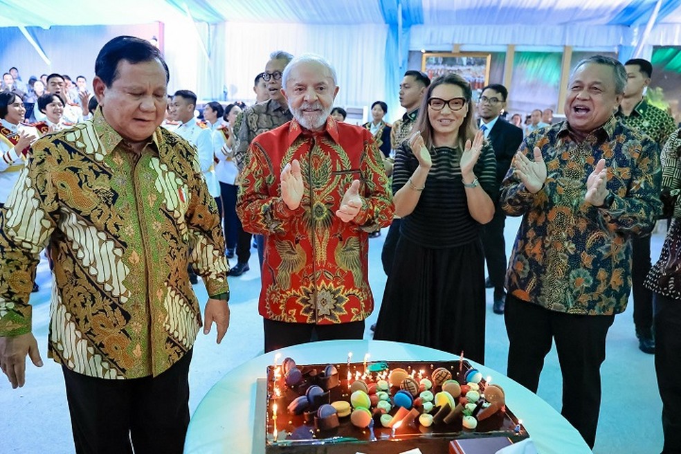 Lula recebe bolo do presidente da Indonésia, Prabowo Subianto, para comemorar antecipadamente seu aniversário de 80 anos — Foto: Ricardo Stuckert/Divulgação/PR