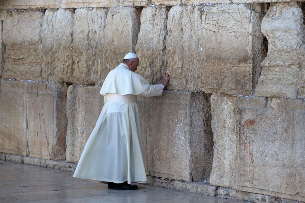 O Papa Francisco reza no Muro das Lamentações, na Cidade Velha de Jerusalém, em 2014 — Foto: Menahem KAHANA / AFP