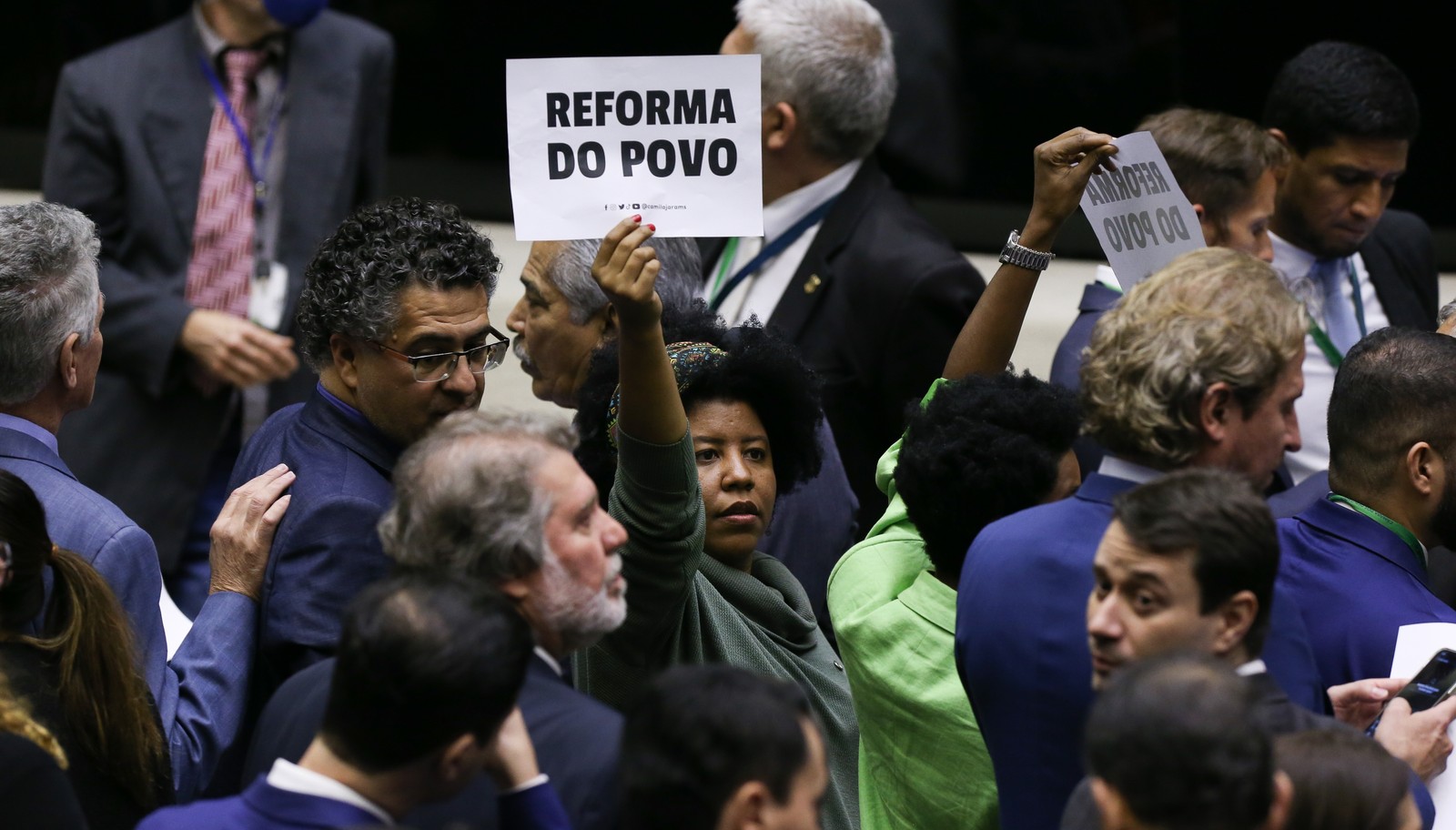 Comemoração da aprovação em primeiro turno da Reforma Tributária na Câmara dos Deputados. No cartaz, "Reforma do Povo". — Foto: Lula Marques/ Agência Brasil