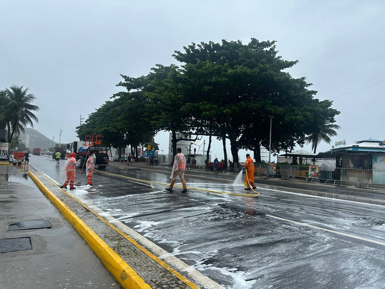 Show de Shakira em Copacabana gera 362 toneladas de lixo, e limpeza mobiliza 2 mil garis