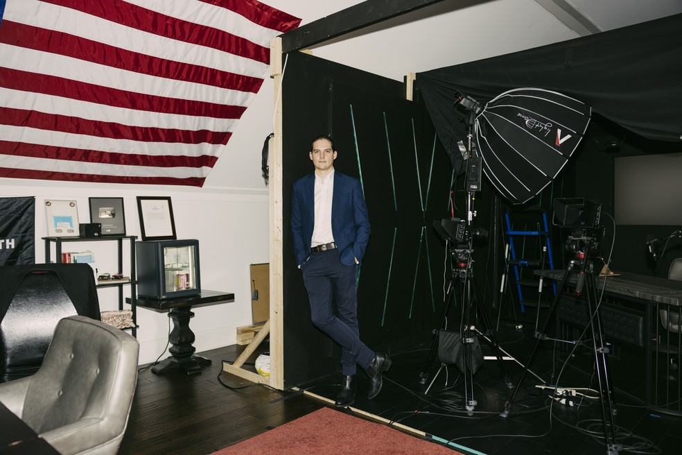 Robby Starbuck, um influenciador de direita que alegou que um chatbot da Meta AI havia gerado uma imagem nas redes sociais contendo informações falsas sobre ele — Foto: Eric Ryan Anderson/The New York Times