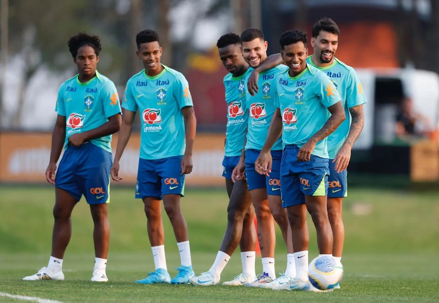 Jogadores durante treino da seleção antes de jogo contra o Paraguai