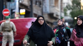 Amigos e familiares caminham em direção a hospital em Beirute, no Líbano, para onde feridos foram transportados em 17 de setembro de 2024 — Foto: Anwar AMRO / AFP