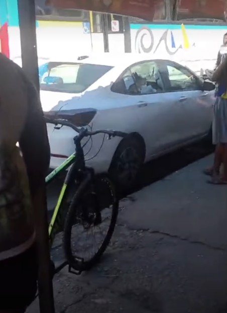 Homem é encontrado morto dentro de carro na Zona Oeste; vídeo mostra veículo com vidros quebrados