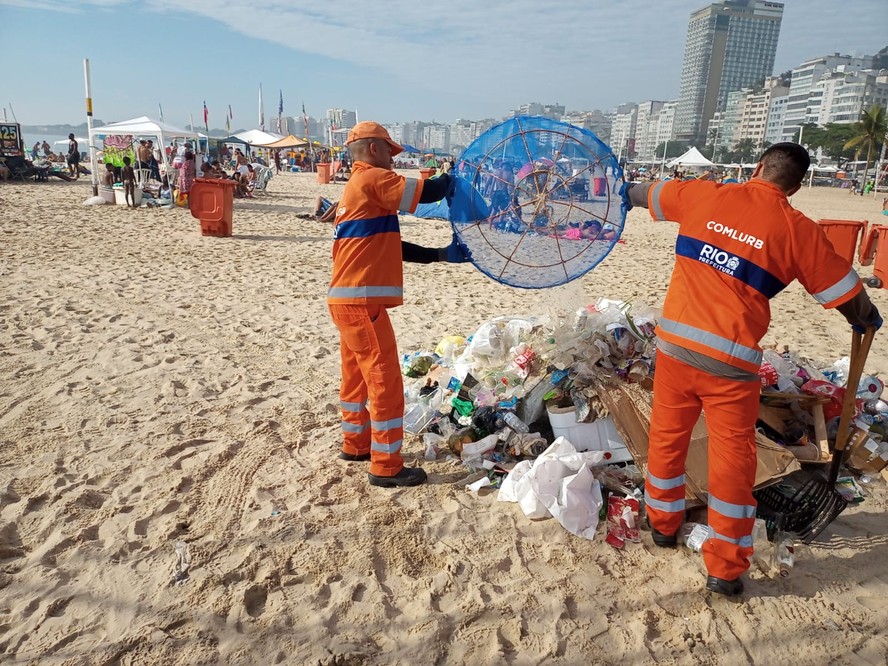 Garis estenderam o trabalho de limpeza da Praia de Copacabana até a manhã de domingo