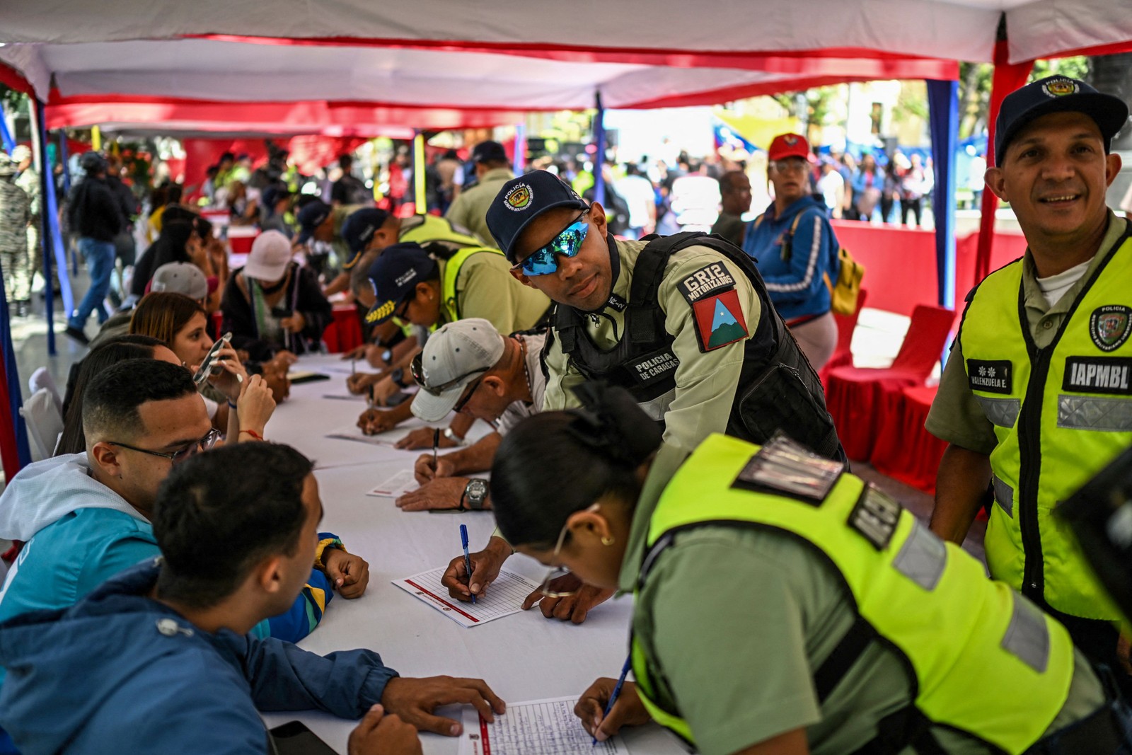 Tamanho semelhante às do México (341 mil) e superado na América Latina apenas por Brasil (762 mil) e Colômbia (428 mil) — Foto: Pedro Mattey/AFP