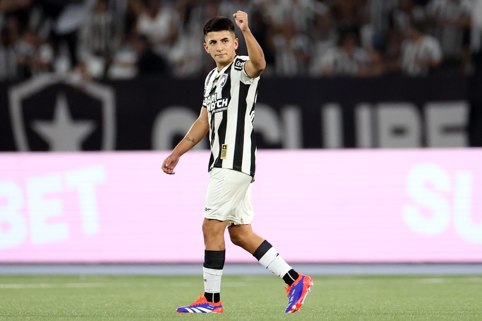 Almada comemora gol pelo Botafogo contra o Corinthians — Foto: Vitor Silva/Botafogo
