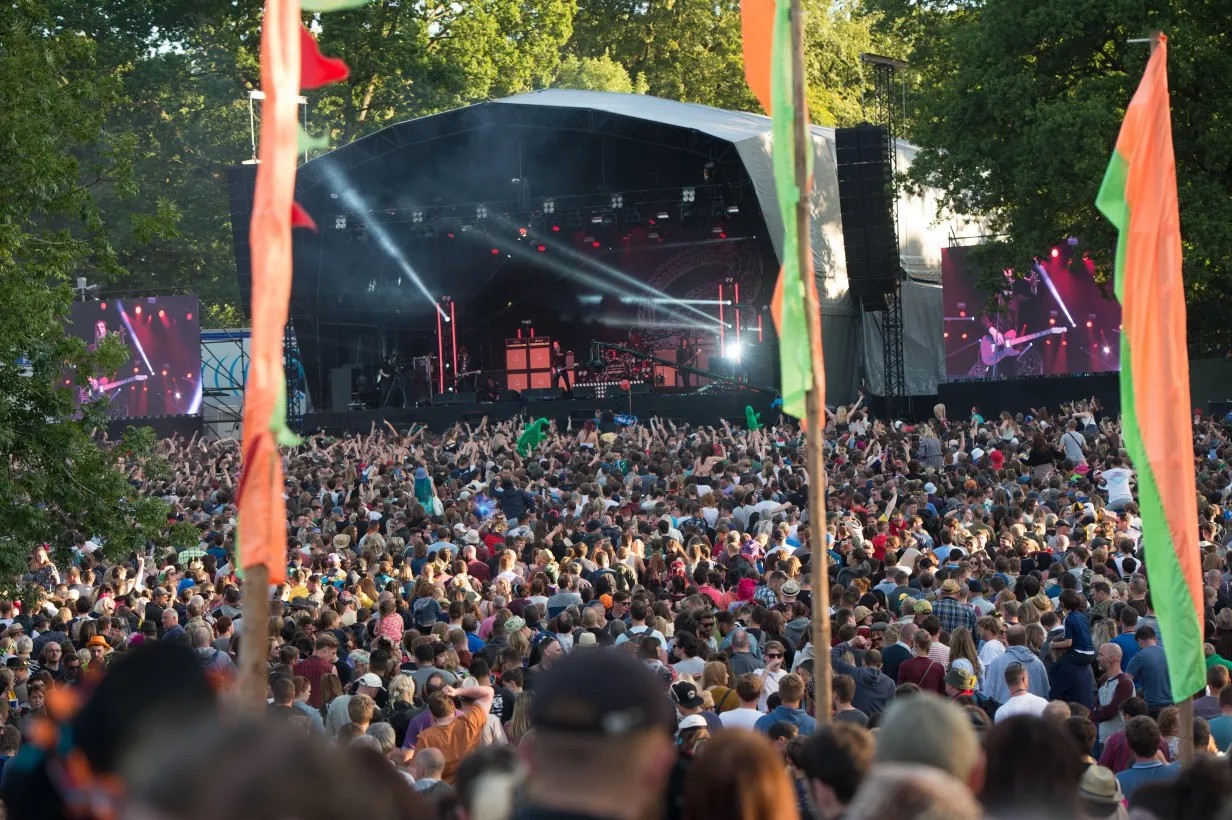 Festivais de música na Inglaterra têm tumulto, feridos e morte de adolescente de 17 anos - QTU Questões do Universo
