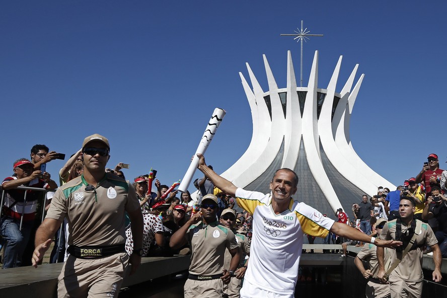 Vanderlei Cordeiro de Lima participa do revezamento da tocha olímpica
