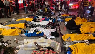 Além dos mortos, outras 100 pessoas ficaram feridas — Foto:  Anthony WALLACE / AFP