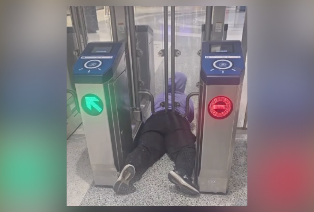 Vídeo mostra mulher presa em catraca de estação nos Estados Unidos ao tentar entrar sem pagar passagem