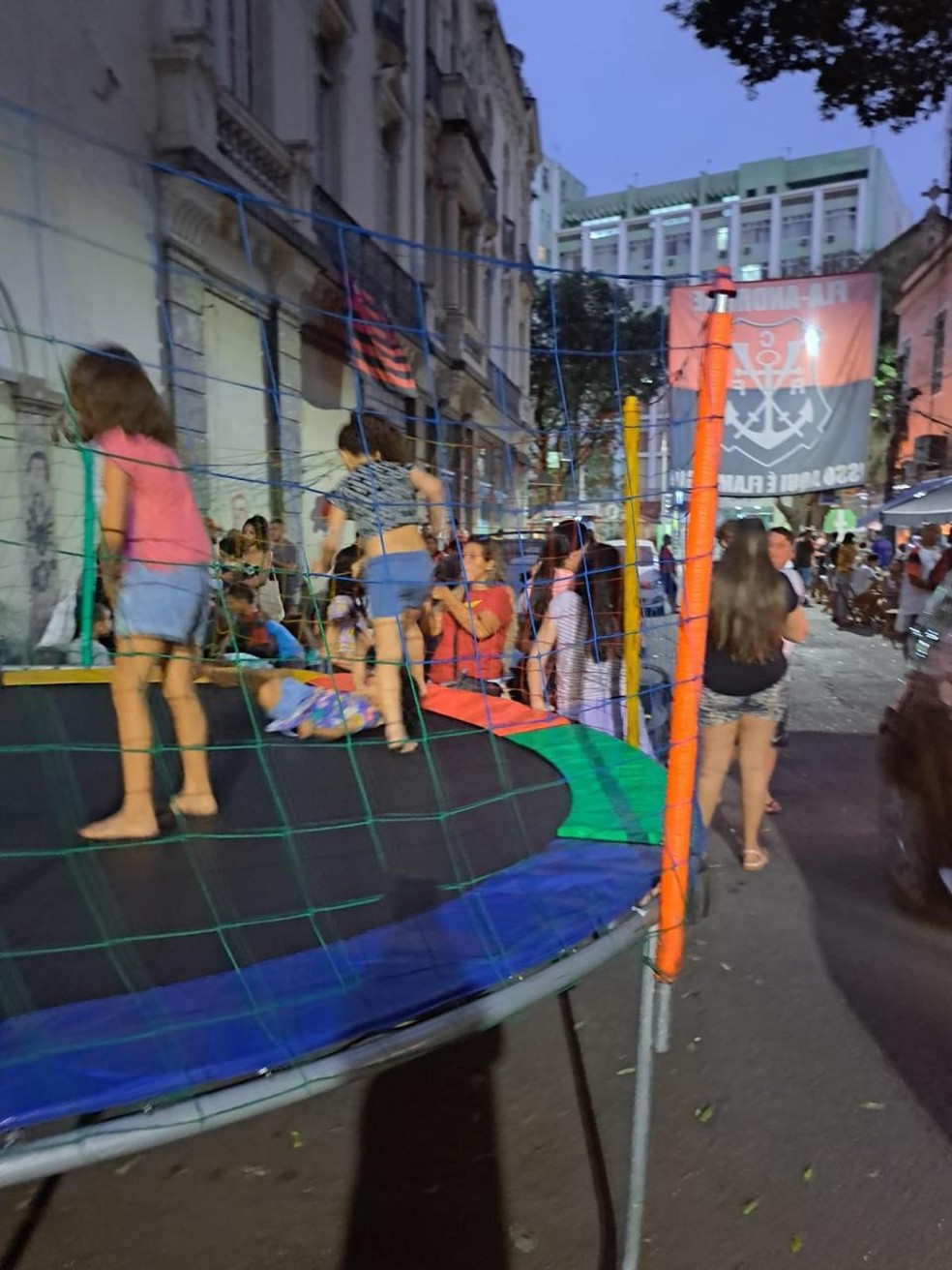 Dia de jogo no Sport Bar, no Catete: vizinhos reclamam de rua fechada e barulho — Foto: Divulgação