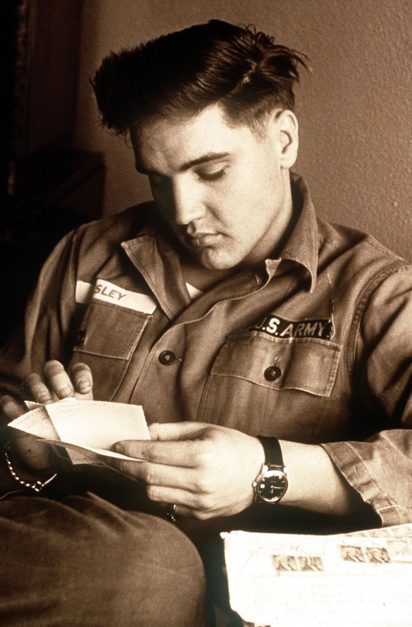 Elvis Presley em uniforme do Exército. O Rei do Rock serviu entre 1958 e 1960, como sargento.  — Foto: AFP 