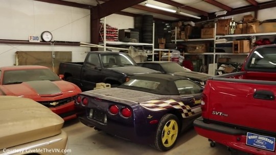 Mais de 20 carros de luxo de colecionador são encontrados em celeiro abandonado nos EUA; vídeo