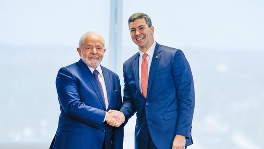 Lula embarca para o Paraguai para posse de Santiago Peña