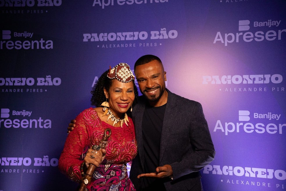 Rainha Diambi, do Congo, visitou Alexandre Pires em noite de música e cultura — Foto: Divulgação Marina Farhat