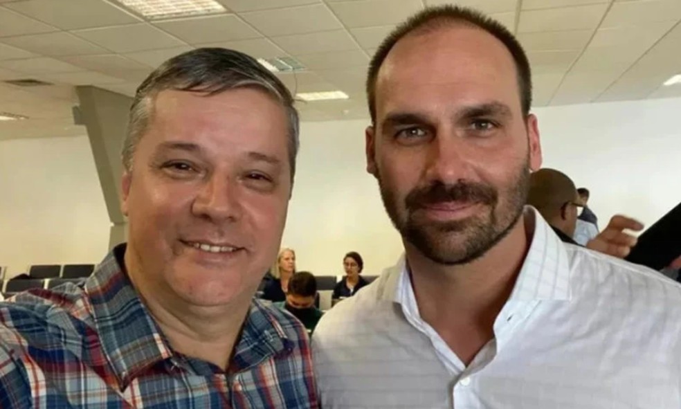 Paulo Generoso (à esquerda) e Eduardo Bolsonaro (à direita) são sócios de uma empres sediada no Texas — Foto: Reprodução/Redes sociais