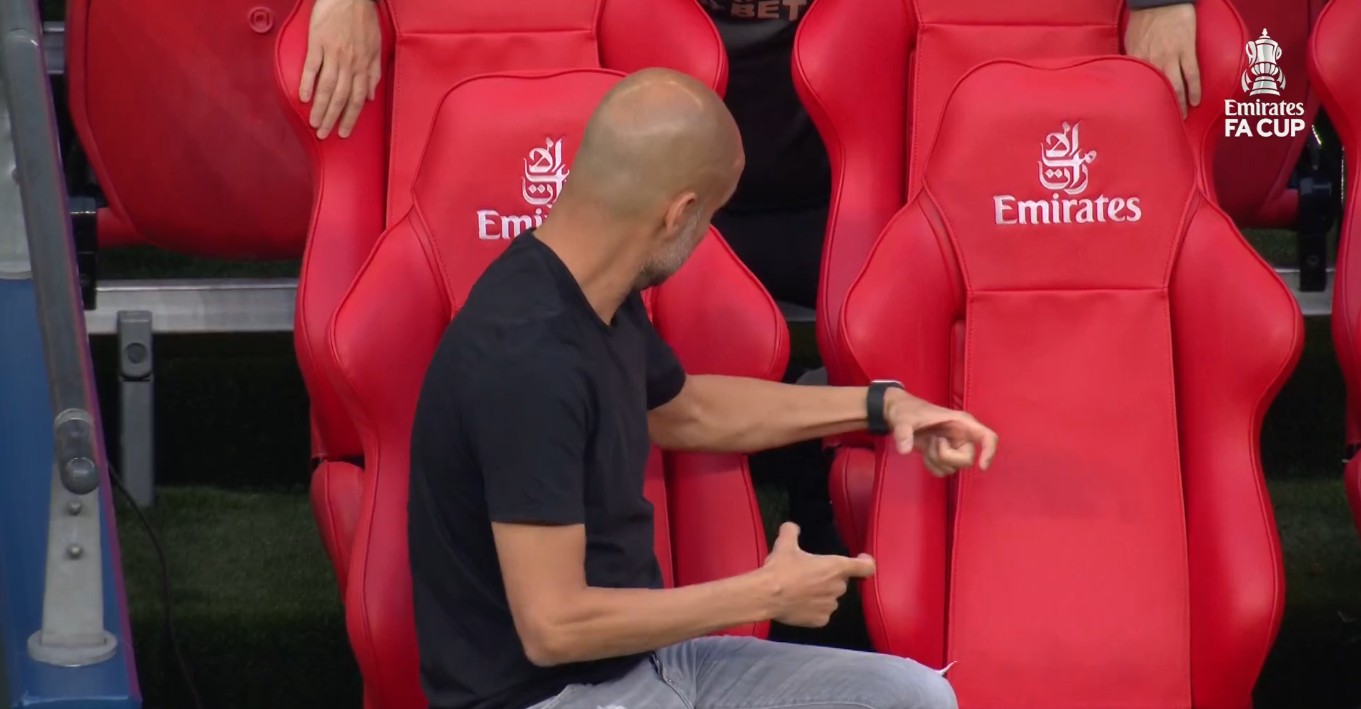 Fim do meme: FA Cup revela que Guardiola não falava sozinho no banco de reservas em cena que viralizou