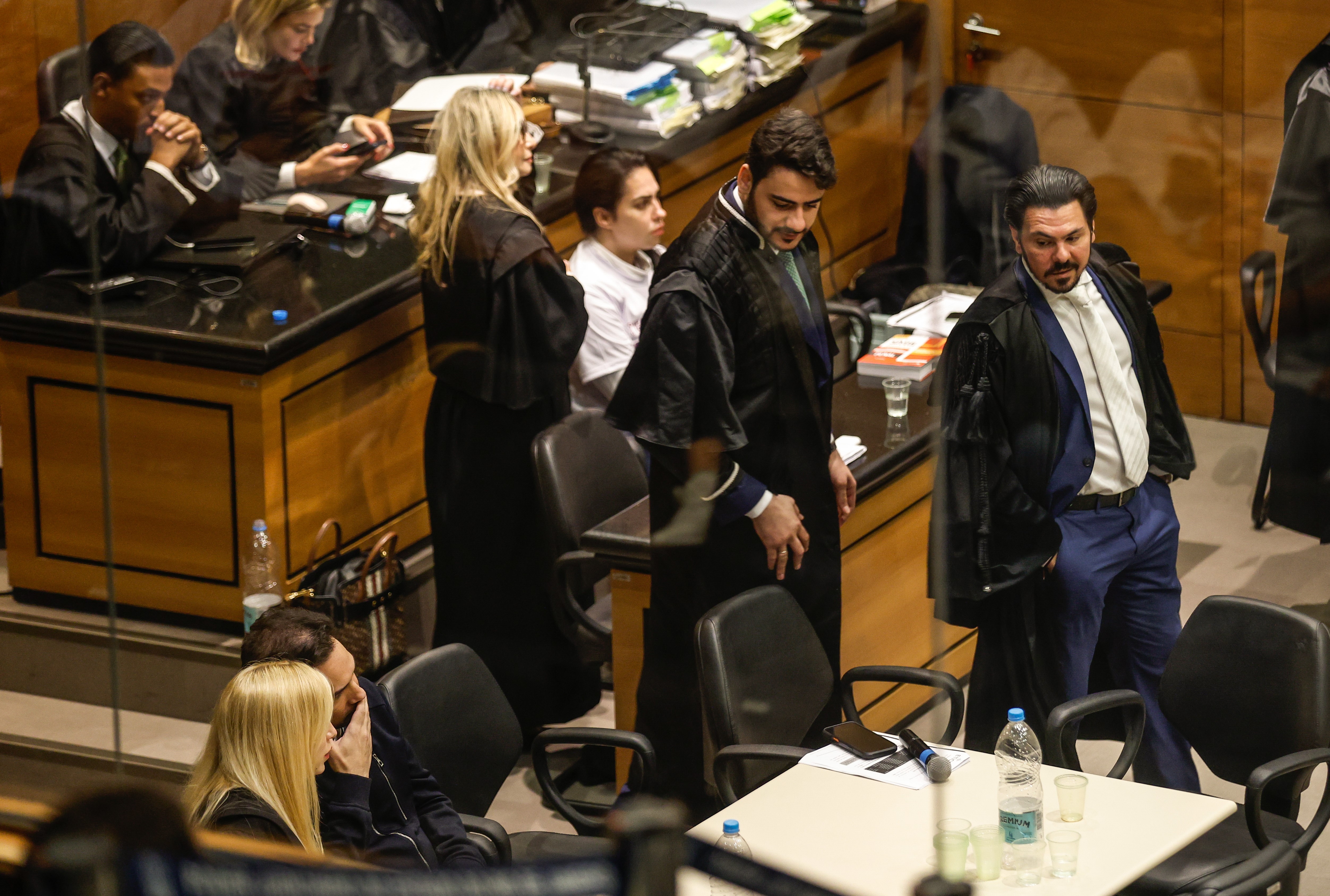 Quem (ou o que) derrubou a mesa de Jairinho e seus advogados no Tribunal do Júri?