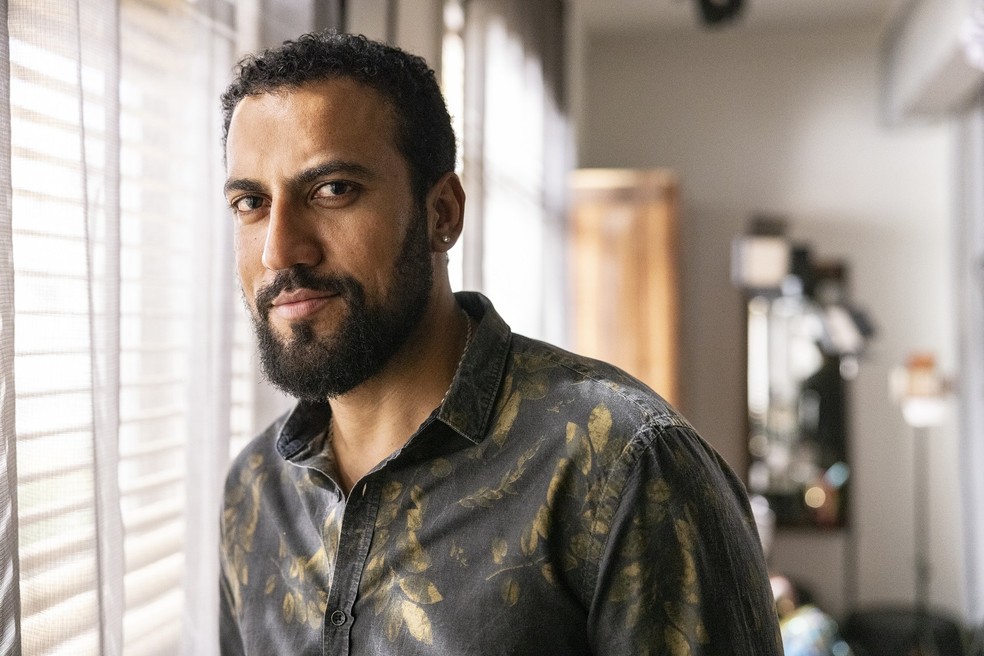 O ator mineiro Ricardo Teodoro, que encarna o malandro Olavo em 'Vale tudo' — Foto: Divulgação/Fabio Rocha/TV Globo