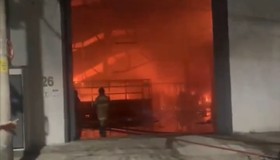 Incêndio de galpão em São Cristóvão mobiliza seis quartéis dos Bombeiros