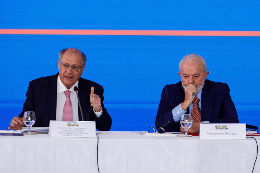 O vice-presidente Geraldo Alckmin e o presidente Lula durante lançamento de programa para a indústria