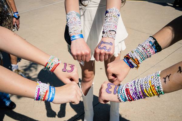 Taylor Swift: por que os fãs da cantora usam pulseiras da amizade