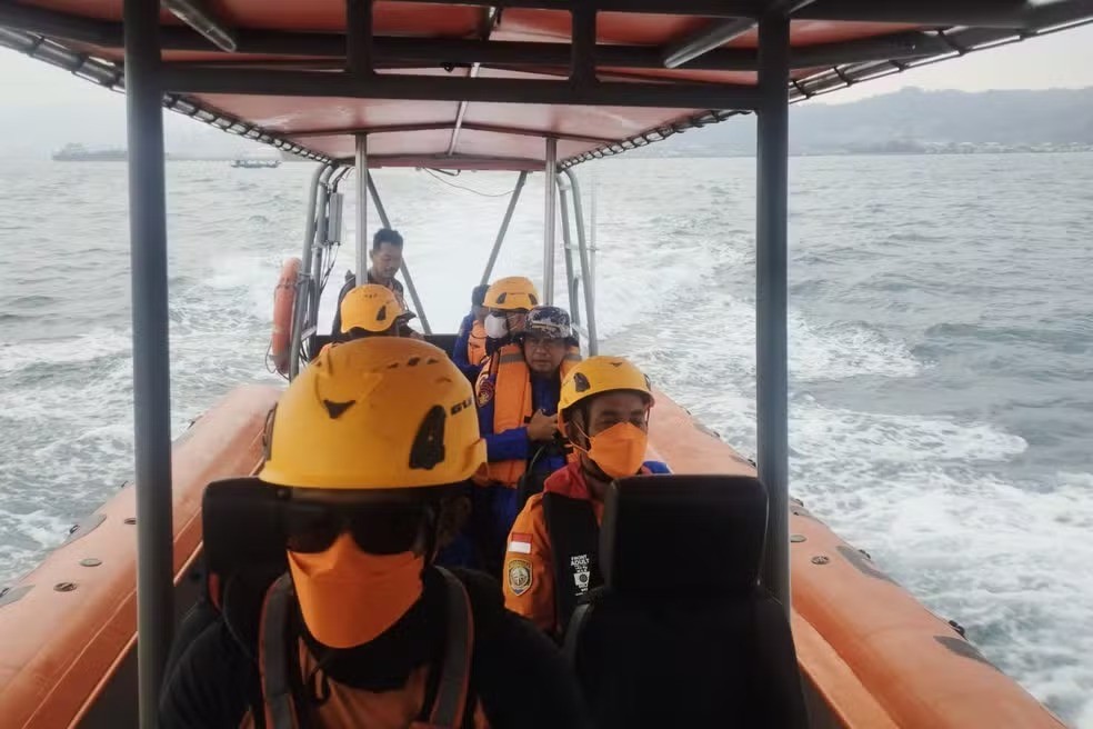 Balsa indonésia desaparece no Mar de Java; pelo menos uma pessoa morreu e 140 estão desaparecidas