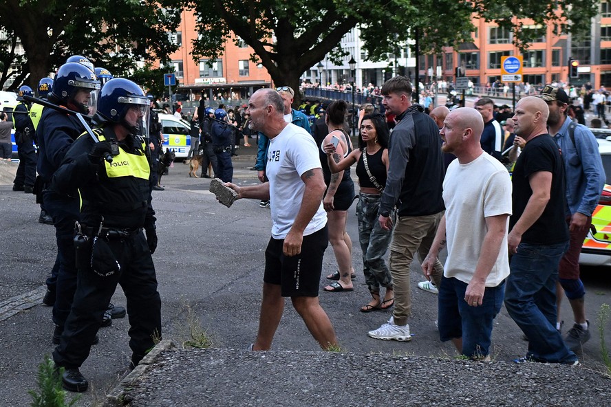 Integrantes de grupos de extrema direita confrontam a polícia durante manifestação em Southport, no Reino Unido