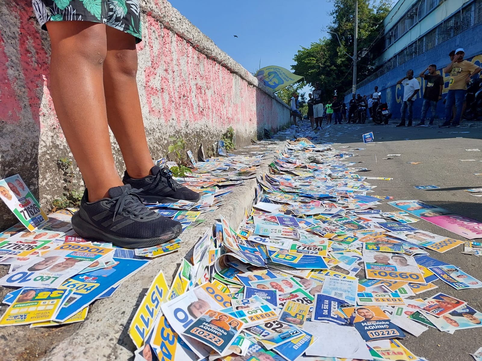 Santinhos de diversos candidatos 'inundam' ruas próximas aos locais de votação em São João de Meriti, na Baixada Fluminense — Foto: Domingos Peixoto / Agência O Globo