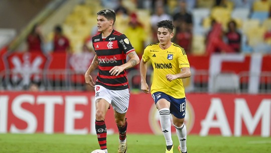 Perto de perder Viña para o Uruguai, Flamengo confirma lesão na coxa de Ayrton Lucas