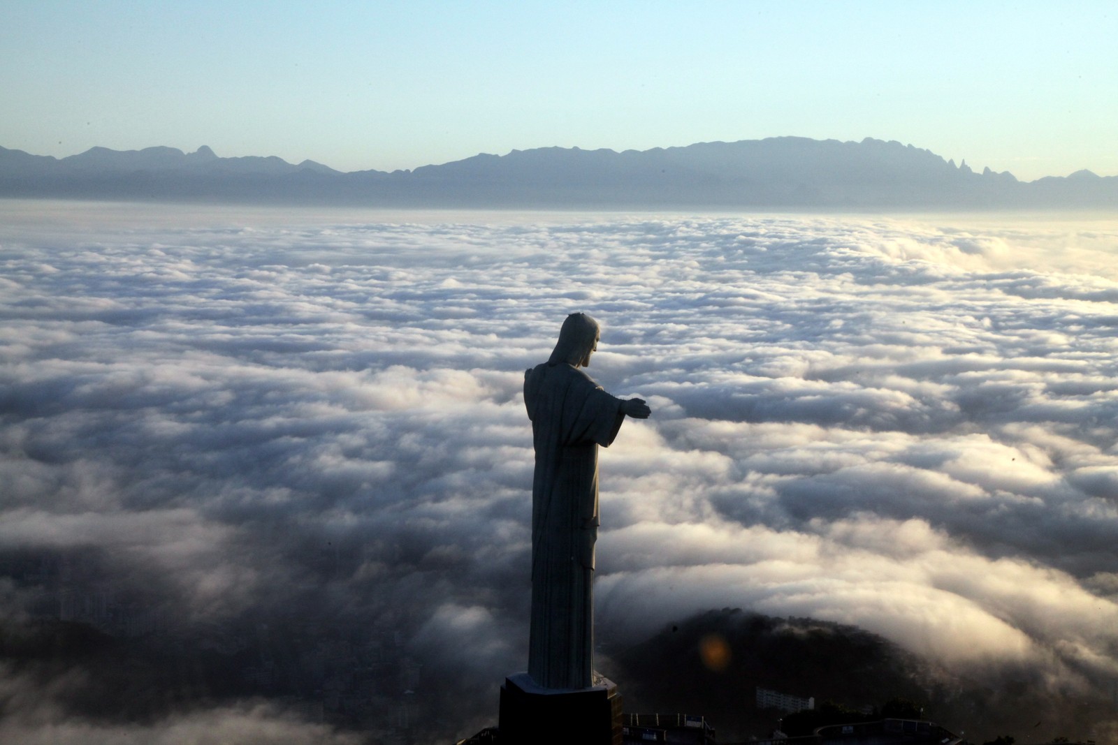 O dia amanheceu com nevoeiro. Na foto, vista aérea do Cristo Redentor. — Foto: Genilson Araújo 