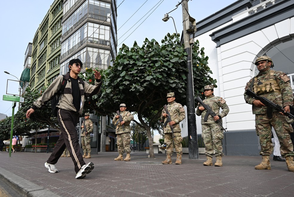 Militares patrulham ruas de Lima depois que o governo declarou estado de emergência — Foto: RAUL ARBOLEDA / AFP